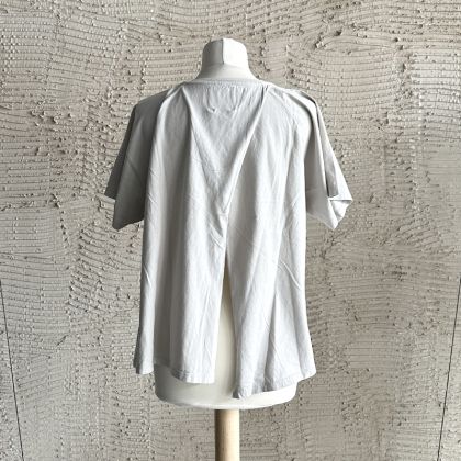 t-shirt z pęknięciem z tyłu