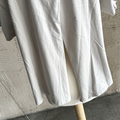 t-shirt z pęknięciem z tyłu